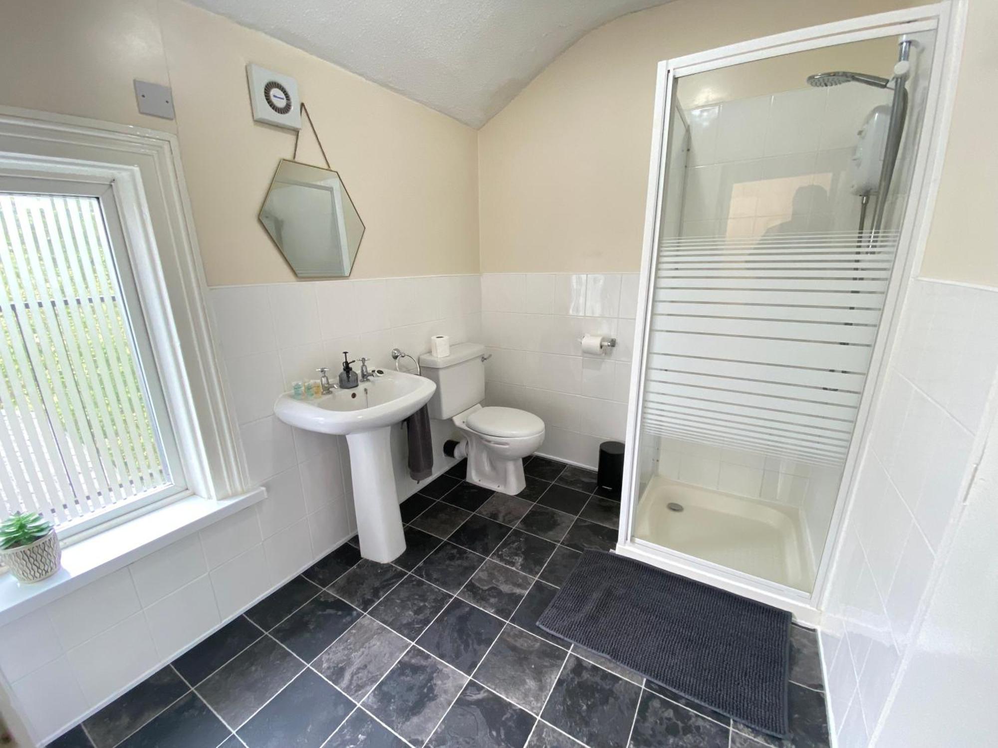 Cottage Style 2 Bedroom Apt In City, Near Utilita Arena & Free Parking Birmingham Bagian luar foto